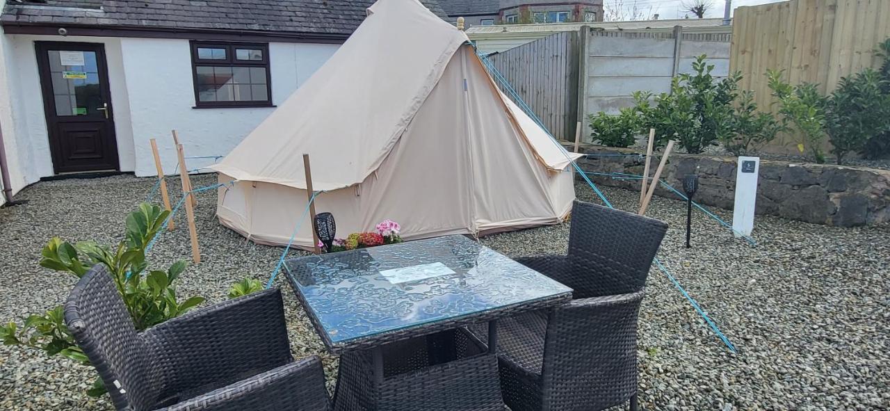 B&B Glamping Bell Tents At The Ring Pub Gwredog Exterior photo